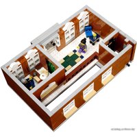 LEGO 10224 Town Hall Image #7